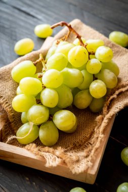 ahşap arka plan üzerinde taze yeşil üzüm