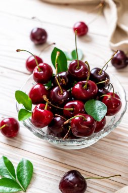 Ahşap arka planda taze kirazlar