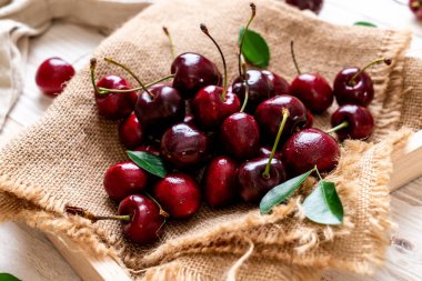 Ahşap arka planda taze kirazlar