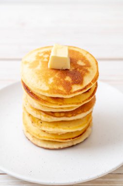 tereyağı ve bal ile krep yığını