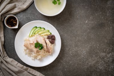 Hainanese tavuklu pilav ya da haşlanmış tavuklu pilav - Asya gıda tarzı