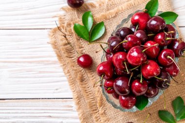 Ahşap arka planda taze kirazlar