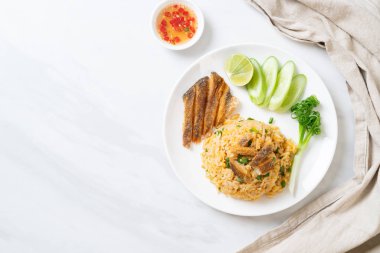 gevrek gurami balığı - Asya gıda tarzı ile kızarmış pilav