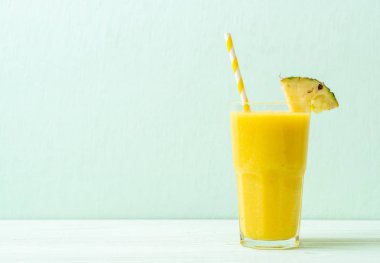 Tahta masada taze ananas suyu bardağı - Sağlıklı içecek