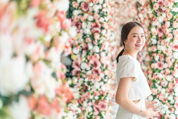 Schöne Asiatische Frau Mit Blumenbögen Valentinskonzept — Stockfoto