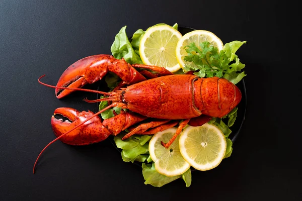 taze Haşlanmış istakoz sebze ve limon ile