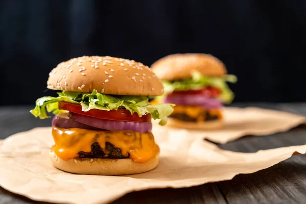 Čerstvé Chutné Hovězí Burger Sýrem Hranolky Pozadí — Stock fotografie