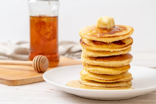 Pfannkuchen Stapeln Sich Mit Butter Und Honig — Stockfoto