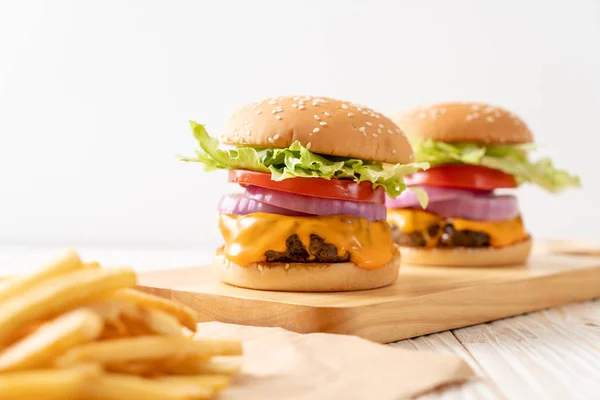 Hamburguesa Carne Fresca Sabrosa Con Queso Papas Fritas Sobre Fondo — Foto de Stock