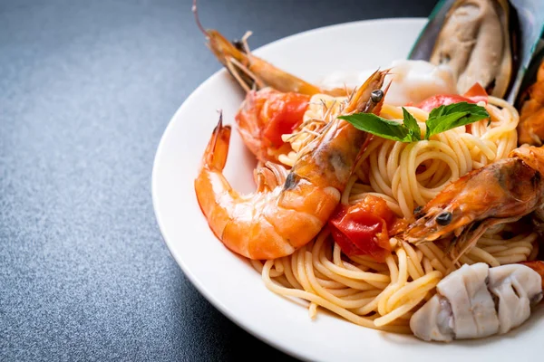 Zeevruchten Pasta Spaghetti Met Kokkels Garnalen Squis Mossel Tomaten Italiaans — Stockfoto