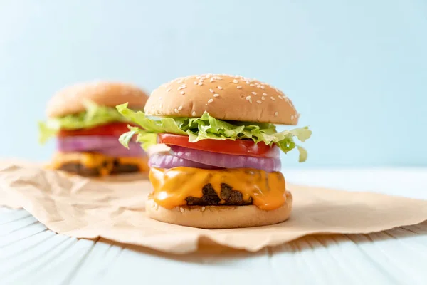 Čerstvé Chutné Hovězí Burger Sýrem Hranolky Pozadí — Stock fotografie