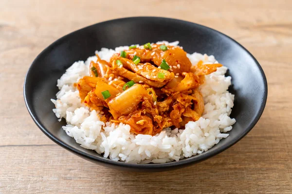 Carne Cerdo Salteada Con Kimchi Sobre Arroz Rematado Estilo Coreano —  Fotos de Stock