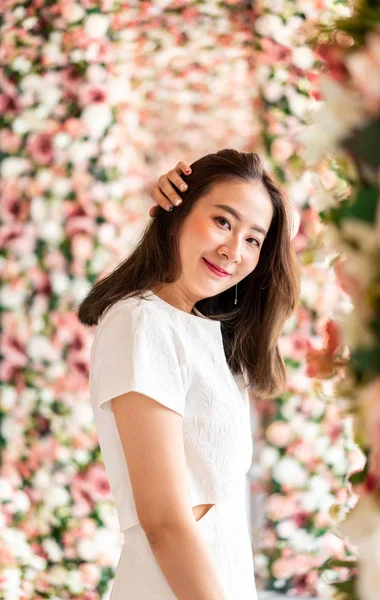 Bela Mulher Asiática Com Arcos Flores Conceito Valentine — Fotografia de Stock