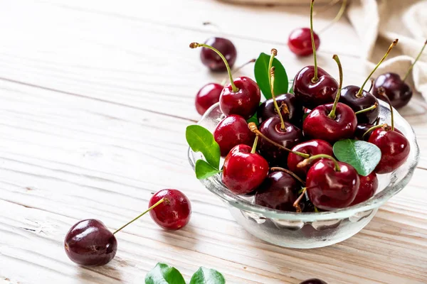 Cerises Fraîches Dans Bol Sur Fond Bois — Photo