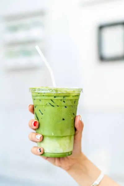 Close Hand Holding Iced Matcha Latte Green Tea Cup — Stock Photo, Image