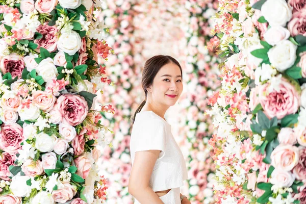 Hermosa Mujer Asiática Con Arcos Flores Concepto San Valentín —  Fotos de Stock