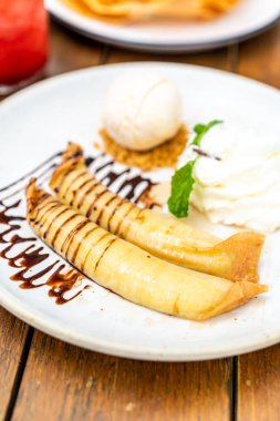 Vanilyalı dondurma Cafe Restaurant şanti krema ve muz krep ile