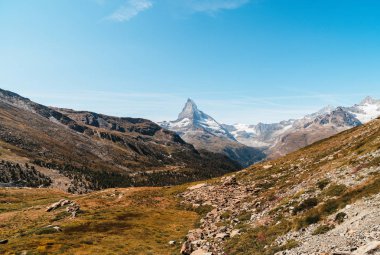 İsviçre, Zermatt 'taki Matterhorn zirvesi manzaralı güzel bir dağ manzarası..