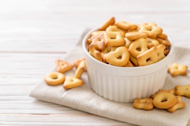 Kahveli bisküvi krakeri.