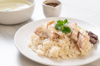 Hainanese tavuklu pilav ya da haşlanmış tavuklu pilav - Asya gıda tarzı