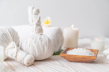 Spa bitkisel top mum ve orkide - güzellik kavramı ile sıkıştırma