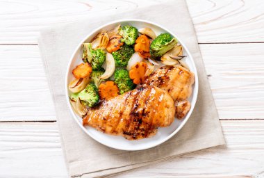 çukurunu tavuk göğsü biftek sebze (brokoli, havuç, soğan ile)