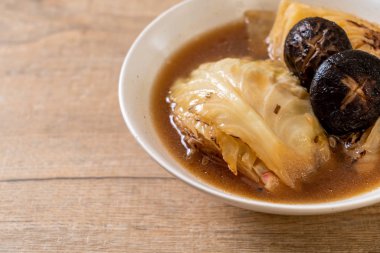 kırmızı mantar - vegan ve Asya tarzı Vejetaryen yiyecekler çorbası haşlanmış lahana