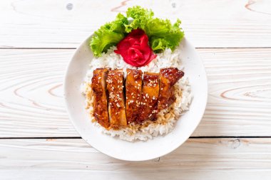 tepesinde ekmek kapısı üzerinde teriyaki soslu ızgara tavuk