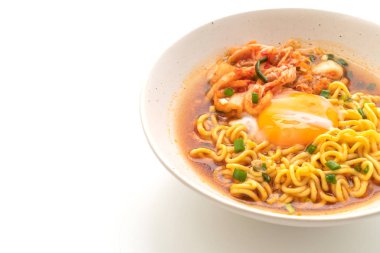 Kimchi ve beyaz arka plan üzerinde izole yumurta ile Kore anlık erişte