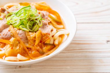 Udon ramen noodle ile domuz eti ve kimchi - Kore ve Japon gıda tarzı