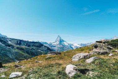 İsviçre, Zermatt 'taki Matterhorn zirvesi manzaralı güzel bir dağ manzarası..