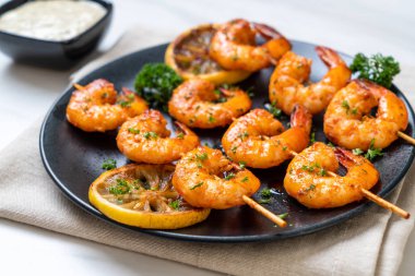 Limon - deniz ürünleri tarzı ile ızgara kaplan karides şiş