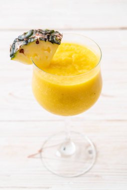 Tahta masada taze ananas suyu bardağı - Sağlıklı içecek