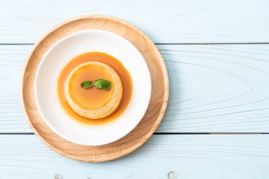 Naneli ev yapımı karamel kremalı puding.