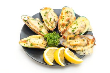 Beyaz arka plan üzerinde izole peynir pişmiş taze midye