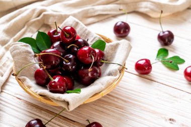 Ahşap arka planda taze kirazlar