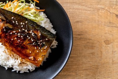 saba balık tepesinde tabağı - Japon tarzı üzerinde teriyaki soslu ızgara