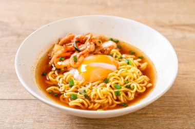Kimchi ve yumurta - Korece ramen tarzı ile Kore anlık erişte