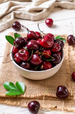 Ahşap arka planda taze kirazlar