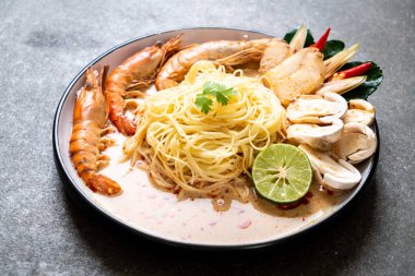 Baharatlı karides spagetti makarna (Tom Yum Goong) - İtalyan Füzyon gıda tarzı