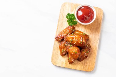 Beyaz susamlı ızgara tavuk kanadı.