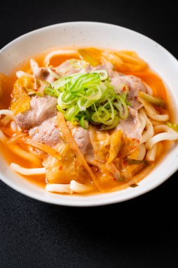 Udon ramen noodle ile domuz eti ve kimchi - Kore ve Japon gıda tarzı