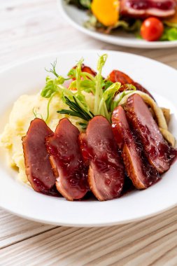 Kızarmış ördek göğsü sos, püre patates ve sebze ile