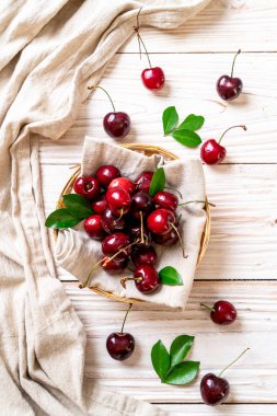 Ahşap arka planda taze kirazlar