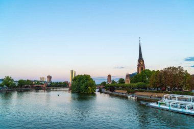 Frankfurt am Main manzarası twilight saat sırasında.