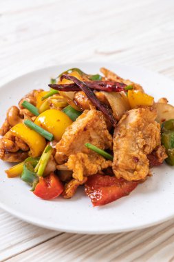 Kaju fıstığı - Asya gıda ile tavada kızartılmış tavuk