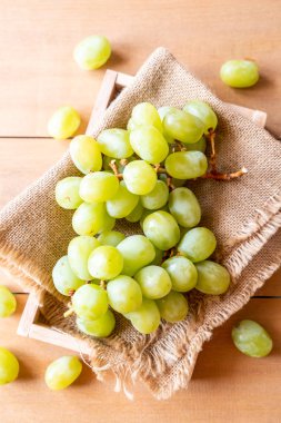 ahşap arka plan üzerinde taze yeşil üzüm