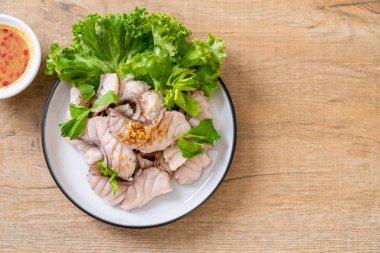 Soslu ve sebzeli haşlanmış balık sosu.