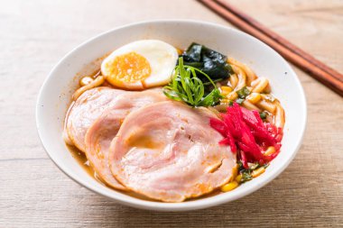 Baharatlı miso udon ramen noodle ile domuz eti - Japon gıda tarzı