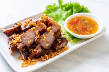 Fried çizgili domuz eti veya gevrek domuz eti veya derin kızarmış domuz yağı sarımsak ile